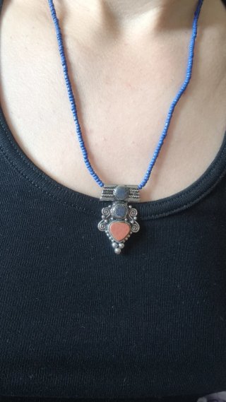 Collar azul y plateado con colgante