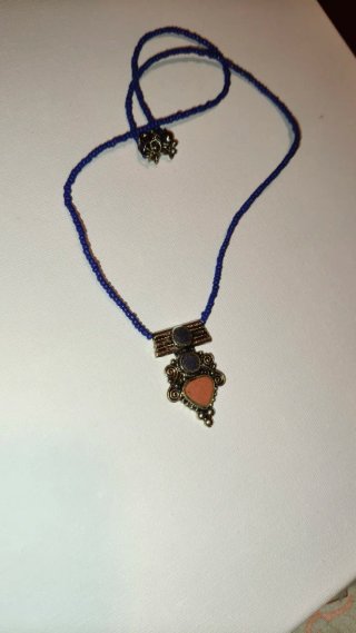 Collar azul y plateado con colgante