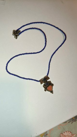 Collar azul y plateado con colgante
