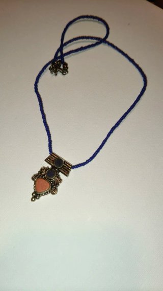 Collar azul y plateado con colgante