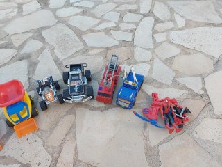 Lote de 9 camiones y vehículos de juguete.