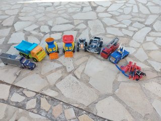 Lote de 9 camiones y vehículos de juguete.