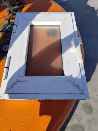Ventana aluminio pequeña con marco blanco