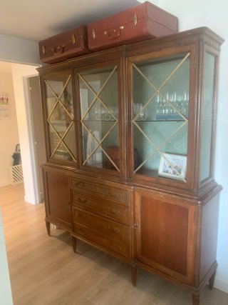 Mueble de salón antiguo de madera y cristal