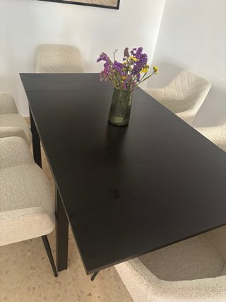 Mesa de comedor negra y madera