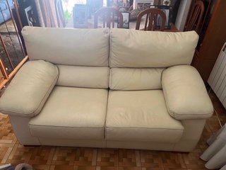 Sofá 4 y 2 plazas piel beige  El de 4 plazas 200€