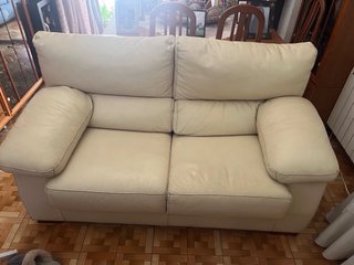 Sofá 4 y 2 plazas piel beige  El de 4 plazas 200€