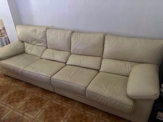 Sofá 4 y 2 plazas piel beige  El de 4 plazas 200€