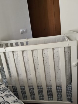 Cuna blanca con colchón y protector