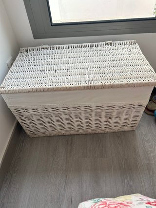 Baúl de mimbre con forro de tela