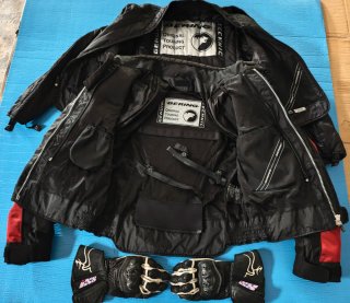 Chaqueta y guantes de moto Bering