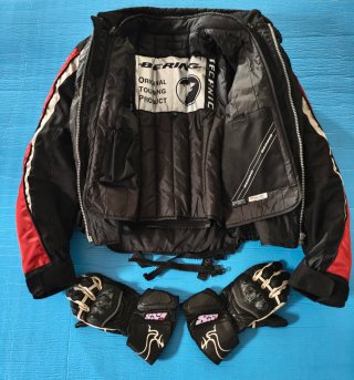 Chaqueta y guantes de moto Bering