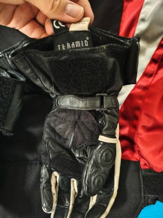 Chaqueta y guantes de moto Bering