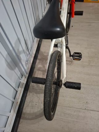 Bicicleta BMX blanca y naranja