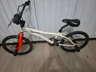 Bicicleta BMX blanca y naranja