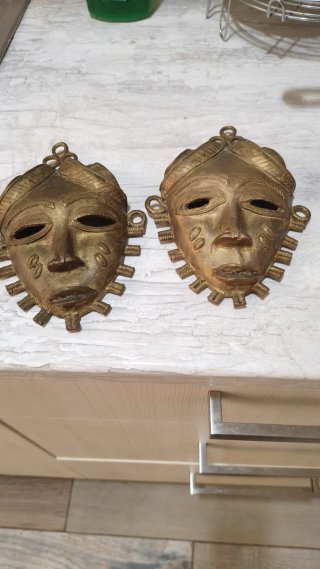 Máscaras africanas de bronce siglo XX (2 unidades)