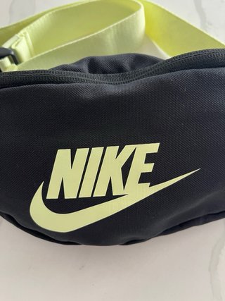 Riñonera Nike Negra y Amarilla