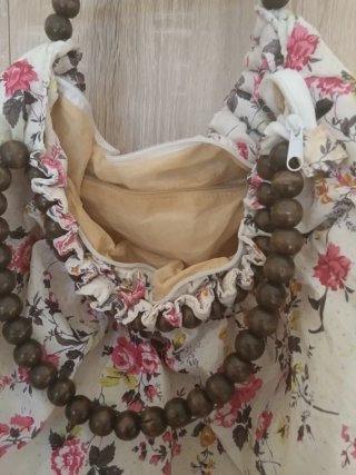 Bolso de tela floral con asas de cuentas