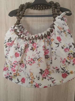 Bolso de tela floral con asas de cuentas