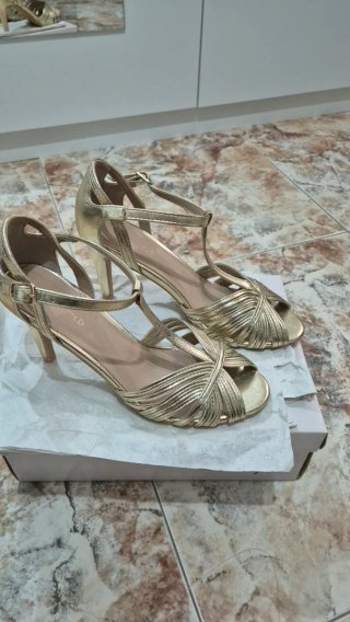 Sandalias doradas tacón medio