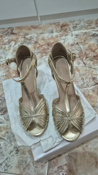 Sandalias doradas tacón medio