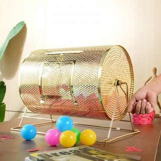 Tambor de Rifa, 16.1 x Ø12 pulgadas Jaula Giratoria de Boletos de Rifa con Acabado en Latón, Capacidad para 5000 Boletos o 200 Pelotas de Ping Pong, Sorteo de Lotería Metálico con Mango de Madera,...