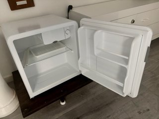 Mini nevera Midea blanca
