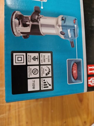 FRESADORA MAKITA RT0702C