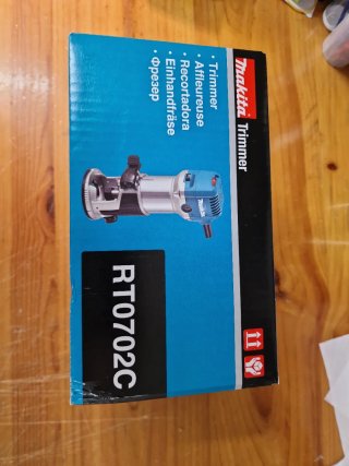 FRESADORA MAKITA RT0702C