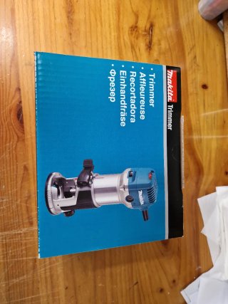 FRESADORA MAKITA RT0702C