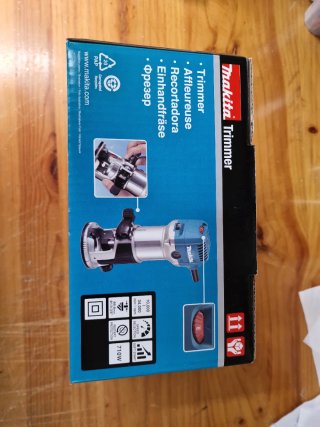 FRESADORA MAKITA RT0702C