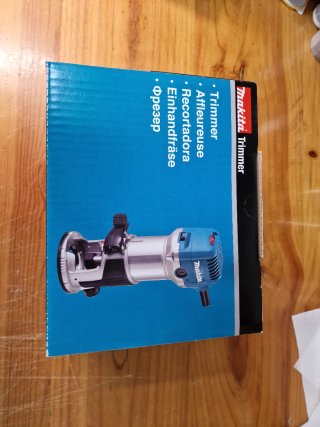 FRESADORA MAKITA RT0702C