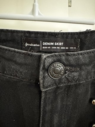 Falda negra de Stradivarius, talla 40