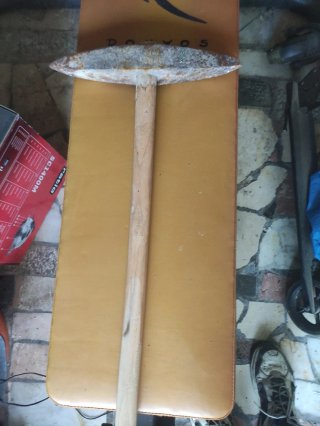 Pico antiguo de metal y madera