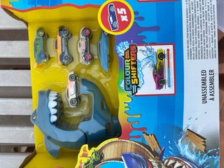 Hot Wheels Sharkport Showdown Set