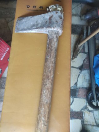 Hacha antigua de madera y metal