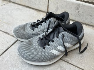 Zapatillas Adidas Gris y blanco