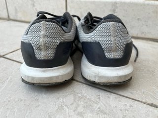 Zapatillas Adidas Gris y blanco