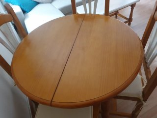 Mesa redonda y 4 sillas madera, vitrina. Santander