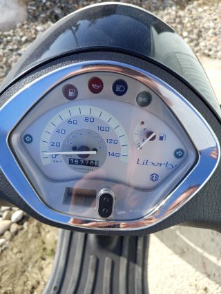 Piaggio Liberty 125 Scooter Negra y Beige