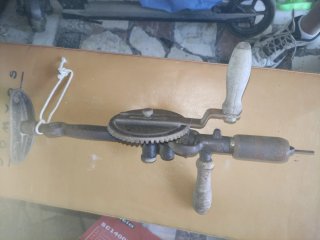 Taladro manual antiguo