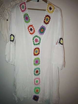 Caftán blanco con detalles multicolor.