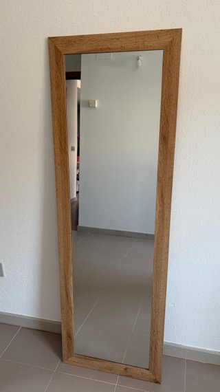Espelho de corpo inteiro com moldura de madeira