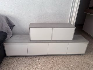 Mueble TV y mueble superior gris y blanco