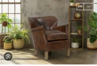 2 sillones marrones antiguos.