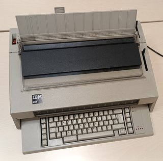 Máquina de escribir eléctrica IBM 6746