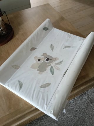 Cambiador bebé koalas y hojas