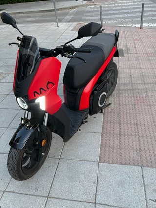 Moto Eléctrica Scooter Negra y Roja