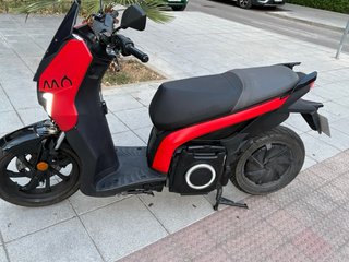 Moto Eléctrica Scooter Negra y Roja