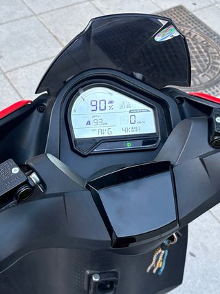 Moto Eléctrica Scooter Negra y Roja